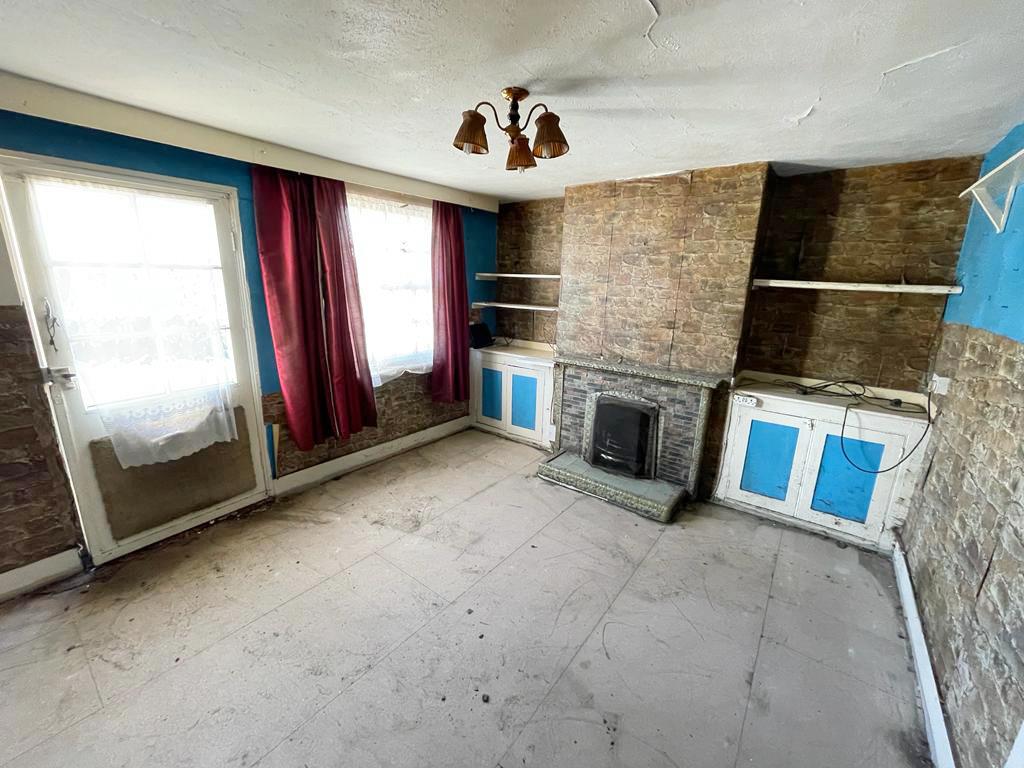 Lot: 6 - SEMI-DETACHED HOUSE FOR IMPROVEMENT - 